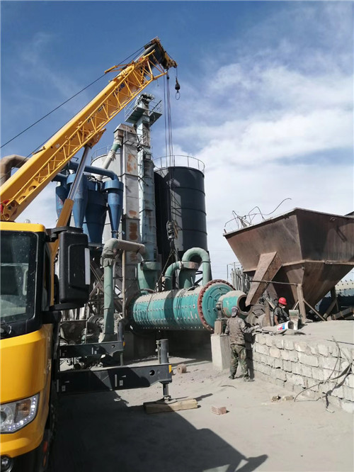钦州市设备搬运等各类工程项目中，吊车起着关键作用